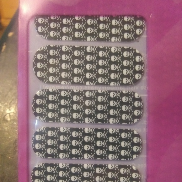 Jamberry Nails White Skulls on Black - Picture 2 of 3